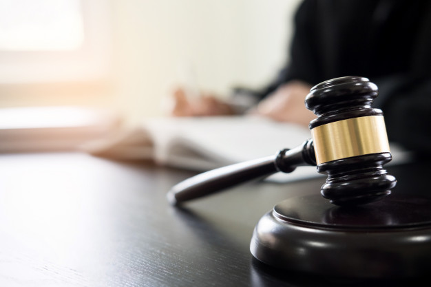 martillo-soundblock-ley-justicia-abogado-que-trabaja-fondo-escritorio-madera_1423-1625