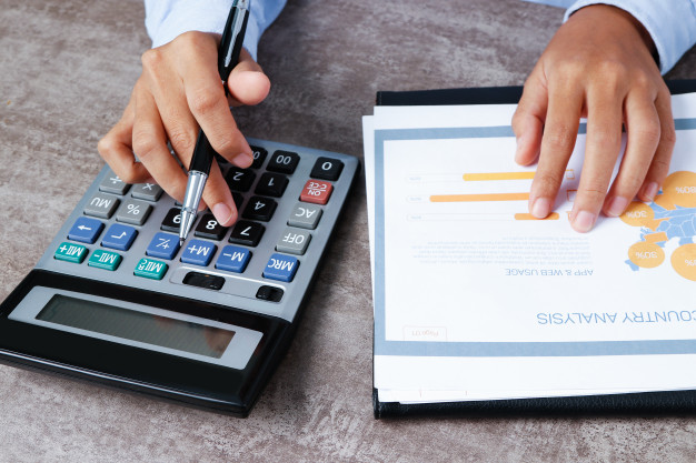 primer-plano-analista-usando-calculadora_1262-14849